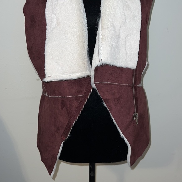 Coco + Jaimeson Vest - Picture 3 of 10